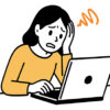 PCの前で悩んでいる女性